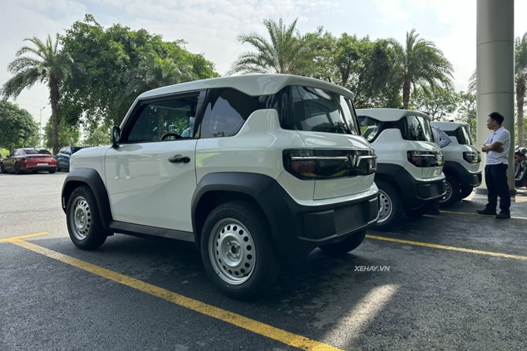 Bộ pin đi kèm theo xe có dung lượng khả dụng là 18,64kWh, đem lại tầm hoạt động tối đa lên tới 210km. VF3 có hỗ trợ sạc nhanh, có thể sạc 10%-70% pin trong khoảng 36 phút. Theo kế hoạch, VinFast VF3 sẽ được bàn giao tới khách hàng Việt Nam vào quý III năm nay.