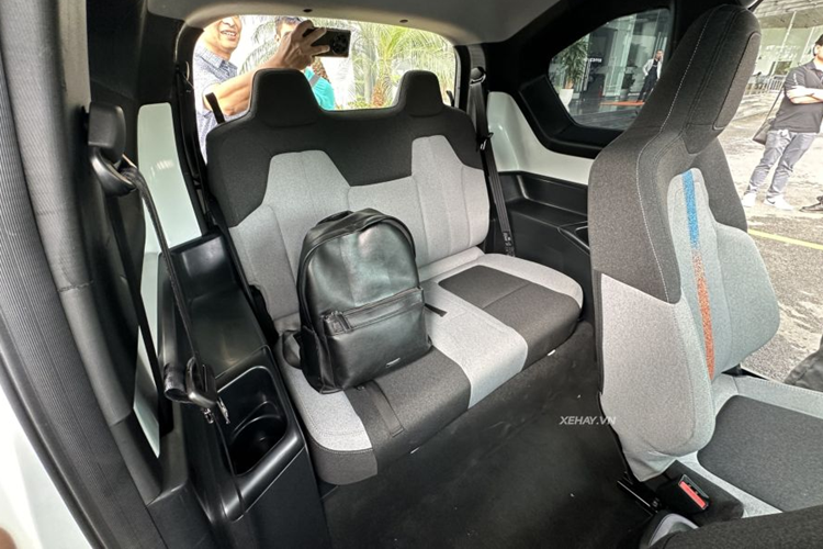 Bên cạnh 4 màu ngoại thất cơ bản là Xanh, Trắng, Đỏ và Xám, VinFast sẽ cung cấp thêm 5 lựa chọn màu ngoại thất nâng cao cho VF3 là Vàng nóc trắng, Xanh lá, Hồng tím, Xanh nhạt nóc trắng và Hồng phấn nóc trắng với mức giá cao hơn 8 triệu đồng.