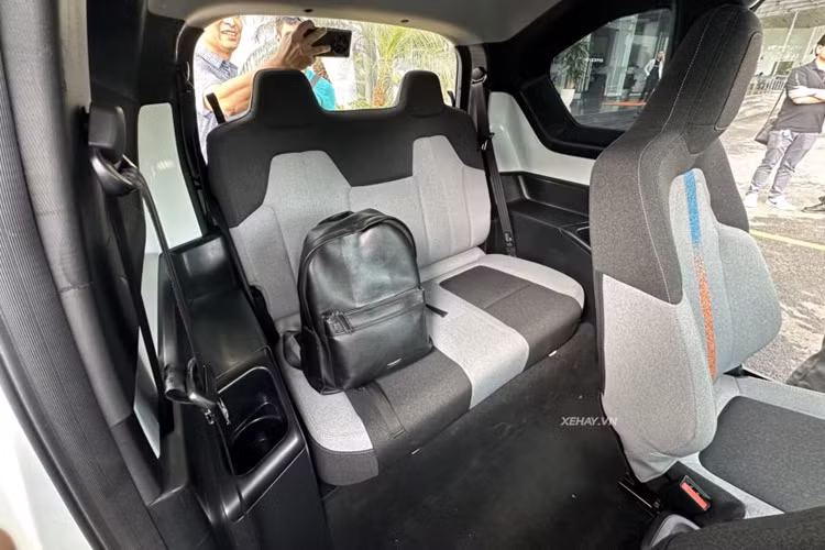 Bên cạnh 4 màu ngoại thất cơ bản là Xanh, Trắng, Đỏ và Xám, VinFast sẽ cung cấp thêm 5 lựa chọn màu ngoại thất nâng cao cho VF3 là Vàng nóc trắng, Xanh lá, Hồng tím, Xanh nhạt nóc trắng và Hồng phấn nóc trắng với mức giá cao hơn 8 triệu đồng.