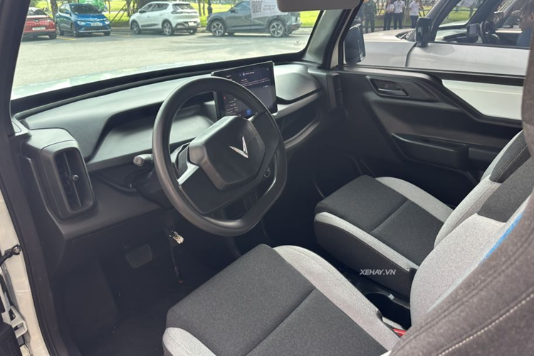 Ngoài việc được hưởng mức giá ưu đãi như trên, khách hàng đặt cọc sớm trong thời gian từ ngày 13/5 đến 15/5/2024 với mức cọc 15 triệu đồng còn được miễn phí lựa chọn các màu ngoại thất nâng cao có trị giá tương đương 8 triệu đồng.