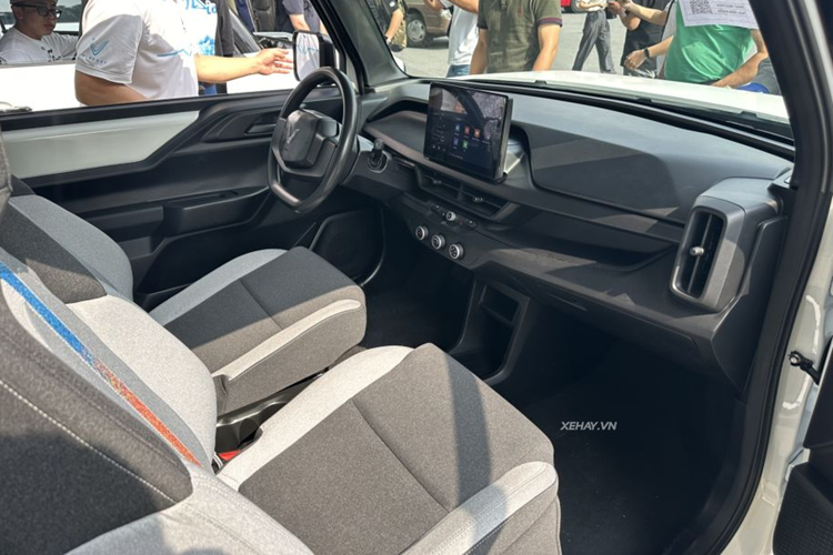 Cũng giống như các dòng ôtô điện khác của VinFast, VF3 cũng được áp dụng chính sách bảo hành chính hãng tốt bậc nhất thị trường, với thời hạn lên tới 7 năm hoặc 160.000 km (tùy điều kiện nào đến trước) cho xe, và 8 năm không giới hạn số lượng km cho pin.