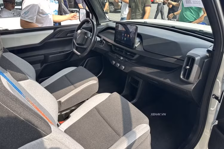 Cũng giống như các dòng ôtô điện khác của VinFast, VF3 cũng được áp dụng chính sách bảo hành chính hãng tốt bậc nhất thị trường, với thời hạn lên tới 7 năm hoặc 160.000 km (tùy điều kiện nào đến trước) cho xe, và 8 năm không giới hạn số lượng km cho pin.