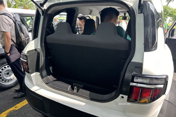 VF3 cũng được trang bị các tính năng và hệ thống giải trí đa dạng để đáp ứng nhu cầu hàng ngày của người dùng đô thị như: hệ thống thông tin-giải trí với màn hình 10 inch, tích hợp Android Auto và Apple Carplay, giúp cả người lái và các hành khách luôn có trải nghiệm giải trí và kết nối trọn vẹn.