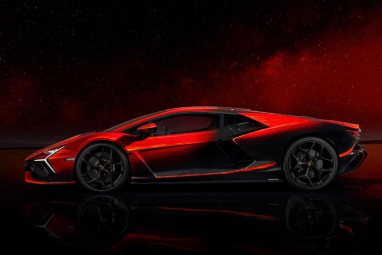 Lamborghini cho biết để hoàn thiện màu ngoại thất này, các nghệ nhân của hãng đã mất tới 480 giờ làm việc. Phối màu đen – đỏ tiếp tục được hãng sử dụng trong không gian nội thất của Revuelto Opera Unica. Ghế ngồi được bọc da cao cấp kết hợp vải Corsatex đi kèm điểm nhấn màu đỏ tương phản.