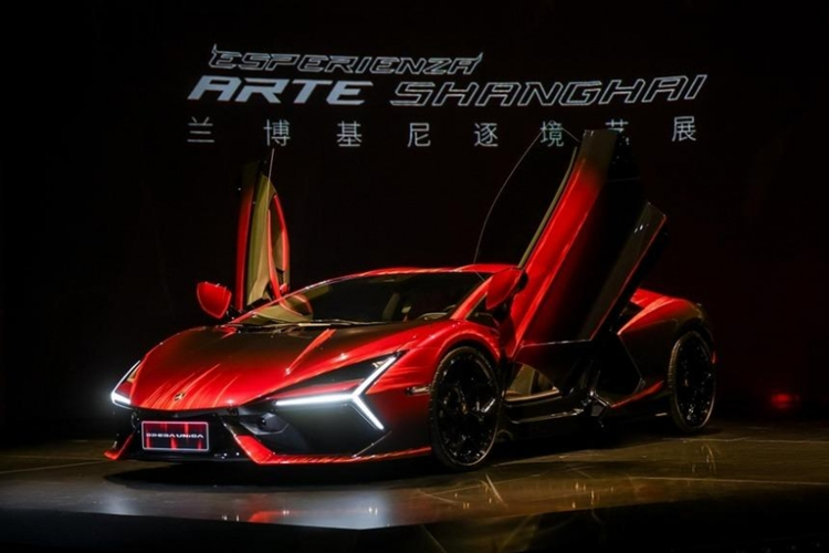 Thiết kế của phiên bản Lamborghini Revuelto đặc biệt này được lấy cảm hứng từ ngôi sao sáng nhất trong cung sao Kim Ngưu, đại diện hình ảnh chú bò chiến trong biểu tượng của Lamborghini và chiến lược điện khí hóa của thương hiệu này.