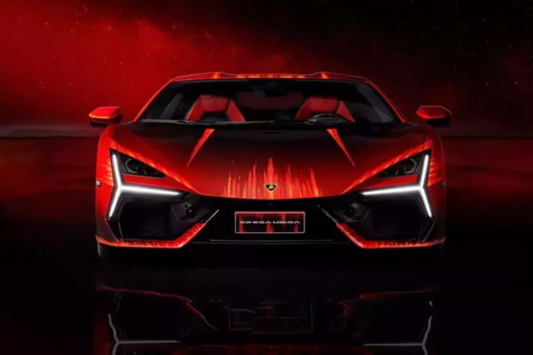 Tổng công suất của hệ thống động cơ phức tạp này lên tới 1.015 mã lực, cho phép xe tăng tốc 0-100 km/h trong 2,5 giây, tốc độ tối đa hơn 350 km/h.