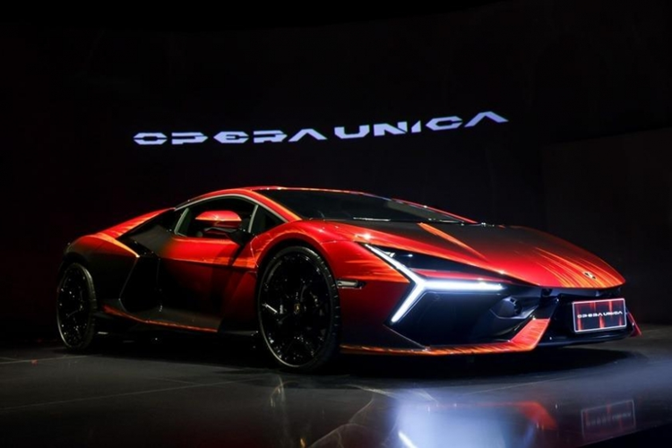 Ngoại thất siêu xe Lamborghini Revuelto độc bản gây ấn tượng bởi màu sơn độc đáo mang hình dáng ngọn lửa, kết hợp giữa Rosso Mars, cam Arancio Dac và cam Arancio Apodis, hiệu ứng chuyển đổi tinh tế giữa sắc đỏ Rosso Efesto và màu đen Nero Pegaso.