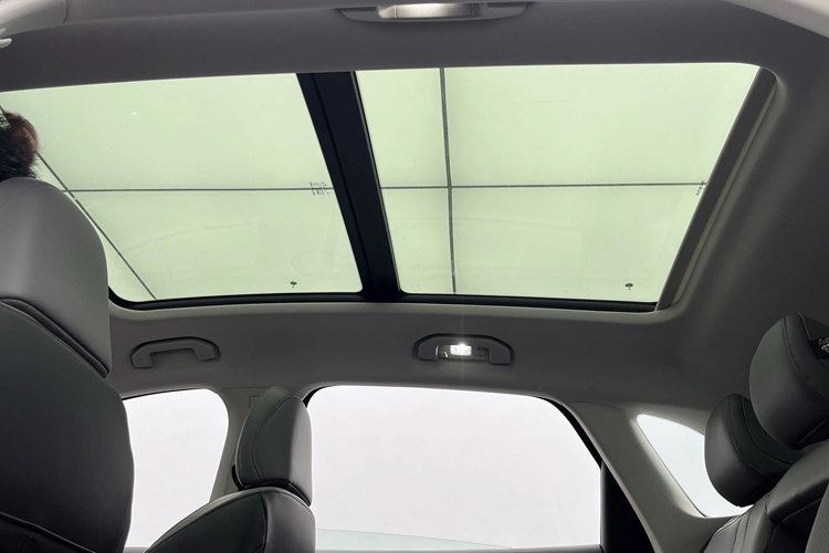 Nội thất MG ES5 không có nhiều sự khác biệt so với các mẫu xe điện của thương hiệu này. Vô lăng 3 chấu vát trên và dưới với các phím chức năng, bảng đồng hồ kỹ thuật phía sau vô lăng được vát cạnh, màn hình hình giải trí kích thước lớn và các nút điều khiển, cửa sổ trời toàn cảnh…