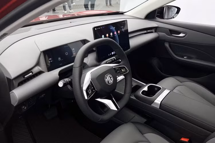 Hông xe MG ES5 vẫn có các đường gân dập nổi, mặc dù không quá cầu kỳ nhưng cách tạo hình này vẫn thể hiện sự nam tính, mạnh mẽ. Phần đuôi xe có đèn hậu LED khá giống với MG4. Hệ thống treo sau đa liên kết.