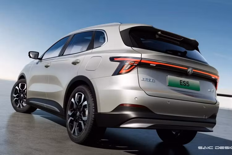 Khả năng tăng tốc từ 0-100 km/h trong 8 giây. Mức giá xe MG ES5 2025 tại Trung Quốc từ 100.000 – 150.000 nhân dân tệ (tương đương 14.100 – 21.200 USD, khoảng 352 triệu đồng đến 529 triệu đồng). MG ES5 dự kiến sẽ có mặt tại các thị trường trọng điểm trong năm 2025 và là đối thủ của Chery Omoda E5, BYD Atto 3, Kia EV4…