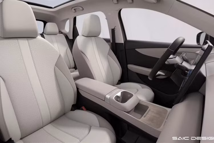 Chiều dài ES5 lớn hơn ZS EV tầm 162 mm, thông số kỹ thuật của ES5 dài x rộng x cao lần lượt 4476 x 1849 x1621 (mm). Chiều dài cơ sở đạt 2.730 mm, đồng nghĩ ES5 thuộc phân khúc Ford Territory, Hyundai Tucson, Mazda CX-5…