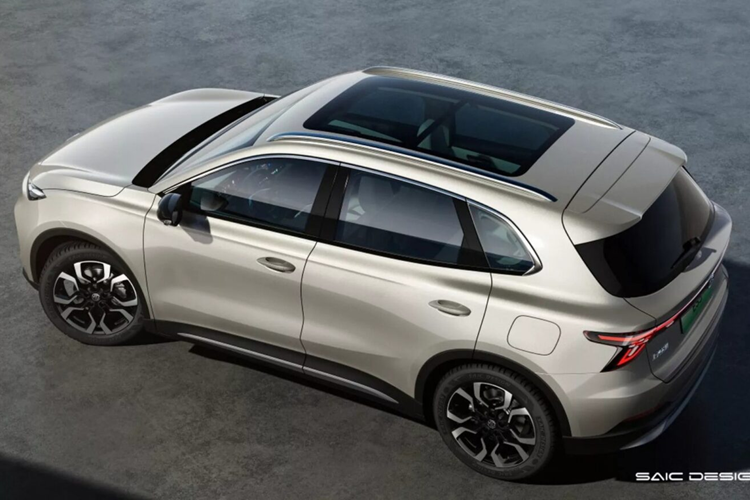 Tổng thể khung của SUV điện MG ES5 lớn hơn và thiết kế bắt mắt hơn ZS EV. Phần đầu MG ES5 không có sự xuất hiện của lưới tản nhiệt, đây cũng là điểm khác biệt với các mẫu xe xăng của MG. Hốc gió cản trước khá giống với những mẫu xe mui trần của MG. Cụm đèn pha LED phân tầng tạo điểm nhấn ấn tượng hơn.