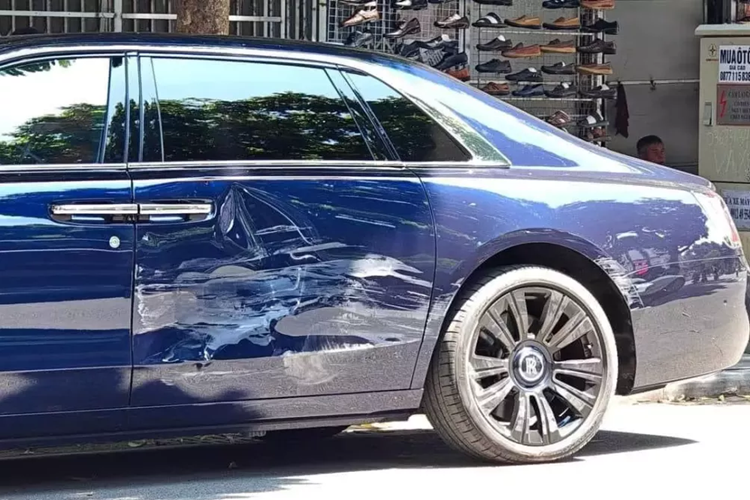 Illuminated Fascia là trải nghiệm mà bất cứ khách hàng nào mua xe Rolls-Royce Ghost thế hệ mới đều muốn thử, đây là 1 kiệt tác mà các kỹ sư của hãng xe siêu sang Anh quốc phải mất hơn 10.000 giờ làm việc với các mảnh ghép là 850 ngôi sao.