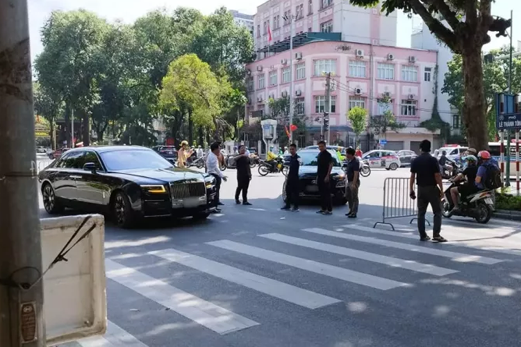 Dòng xe siêu sang Rolls-Royce Ghost thế hệ mới có những thay đổi mạnh mẽ ở ngoại hình với 2 chi tiết dễ nhận ra nhất là đèn pha LED và đèn hậu cũng dạng LED. Bên cạnh đó là 1 số chi tiết "huyền thoại" của xe Rolls-Royce được sửa đổi lại thiết kế. Ghost 2021 cũng có bộ mâm đa chấu kép mới.