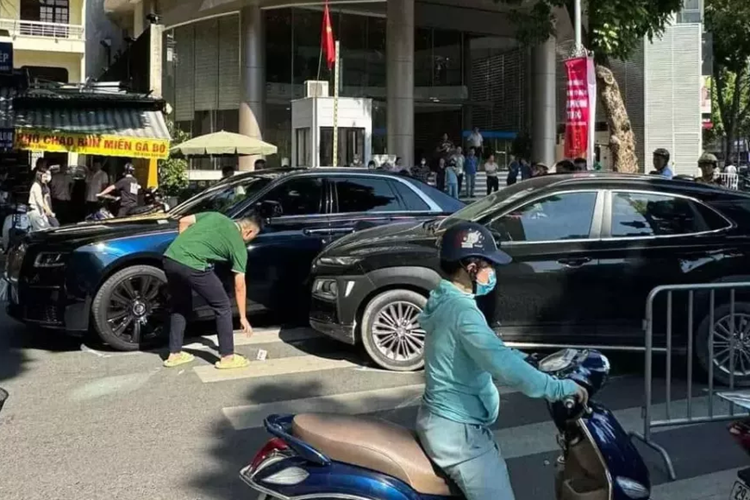 Không phải là tùy chọn đắt đỏ, Rolls-Royce Ghost thế hệ mới đã sở hữu luôn bầu trời sao trên trần xe, thậm chí khách hàng có thể chi tiền để nhìn thấy bầu trời sao đúng với ngày mình sinh ra hay các chòm sao có thể di chuyển y hệt như ngày chủ nhân của xe cất tiếng khóc chào đời.