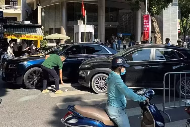 Không phải là tùy chọn đắt đỏ, Rolls-Royce Ghost thế hệ mới đã sở hữu luôn bầu trời sao trên trần xe, thậm chí khách hàng có thể chi tiền để nhìn thấy bầu trời sao đúng với ngày mình sinh ra hay các chòm sao có thể di chuyển y hệt như ngày chủ nhân của xe cất tiếng khóc chào đời.