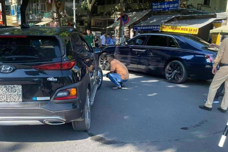 Sức mạnh được truyền tới bánh thông qua hộp số tự động 8 cấp, nhờ đó, cho phép chiếc xe siêu sang Rolls-Royce Ghost có thể dễ dàng tăng tốc từ vị trí đứng yên lên 96 km/h chỉ trong thời gian 4,5 giây trước khi đạt vận tốc tối đa giới hạn điện tử 250 km/h.