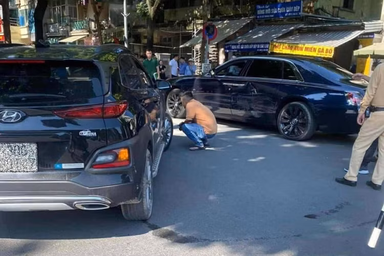 Sức mạnh được truyền tới bánh thông qua hộp số tự động 8 cấp, nhờ đó, cho phép chiếc xe siêu sang Rolls-Royce Ghost có thể dễ dàng tăng tốc từ vị trí đứng yên lên 96 km/h chỉ trong thời gian 4,5 giây trước khi đạt vận tốc tối đa giới hạn điện tử 250 km/h.