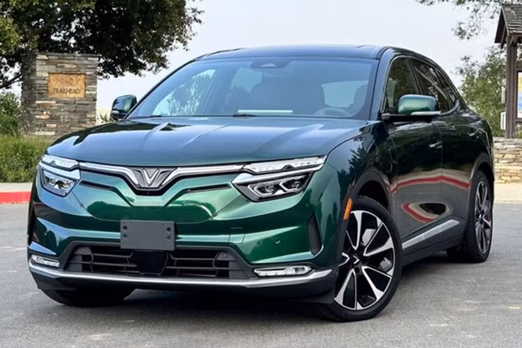 Tại thị trường Mỹ, VinFast VF8 chạy điện được phân phối chính hãng với hai phiên bản Eco City Edition và Plus City Edition với mức giá lần lượt là 49.000 và 56.000 USD.