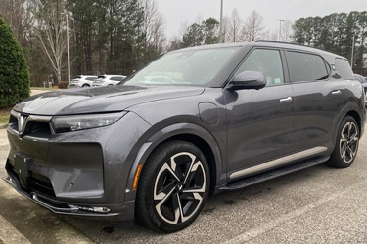 Con số này đưa VinFast VF8 trở thành mẫu xe cho thuê rẻ nhất tại Mỹ. Theo trang nghiên cứu ôtô và dịch vụ mua bán xe của Mỹ Cars Direct, gói thuê xe còn bao gồm ưu đãi thuế 7.500 USD cùng với giảm tiền mặt 15.349 USD.