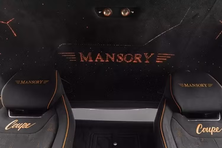 Phần sau của siêu SUV Venatus Coupe Evo C cũng hoành tráng như phần trước. Có một cánh gió mới kéo dài từ nóc xe, một cánh gió phụ trên nắp cốp và một cánh gió nhỏ. Sau đó, Mansory đã chế tạo một bộ khuếch tán mới cho Urus và phát triển ba ống xả đặc biệt nằm ở giữa.