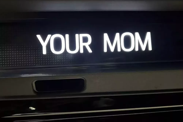 Thực tế, chính trong cabin, chiếc xe này mới thực sự thú vị. Chủ sở hữu cho biết đã thêm khiếu hài hước của mình vào để tùy chỉnh chiếc xe theo kiểu không đụng hàng, và đầu tiên chính là bệ cửa bên tài xế có dòng chữ "Cuộc sống, Cười, Yêu", 3 từ này đứng 1 mình khá vô nghĩa nhưng ghép lại thì nó lại rất thú vị vì Cuộc Sống của ai cũng muốn tràn ngập tiếng Cười và được Yêu thương hơn là ghét.