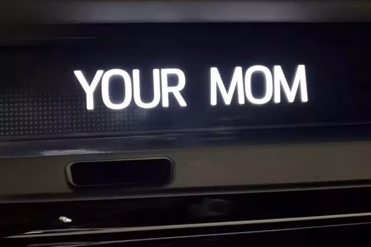 Thực tế, chính trong cabin, chiếc xe này mới thực sự thú vị. Chủ sở hữu cho biết đã thêm khiếu hài hước của mình vào để tùy chỉnh chiếc xe theo kiểu không đụng hàng, và đầu tiên chính là bệ cửa bên tài xế có dòng chữ "Cuộc sống, Cười, Yêu", 3 từ này đứng 1 mình khá vô nghĩa nhưng ghép lại thì nó lại rất thú vị vì Cuộc Sống của ai cũng muốn tràn ngập tiếng Cười và được Yêu thương hơn là ghét.