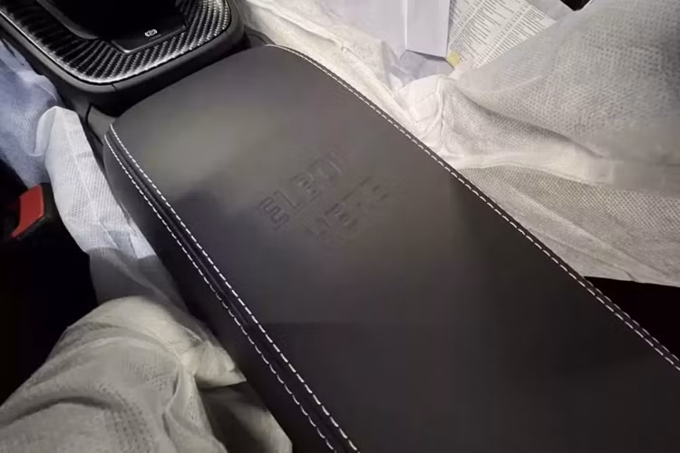 Tuy nhiên, câu chuyện buồn cười hơn nữa là chủ xe đã yêu cầu Porsche viết "Your Mom" trên bệ cửa bên hành khách của chiếc 911. Đây cũng không phải là những câu nói độc đáo duy nhất trên xe. Bảng điều khiển trung tâm có một dòng chữ "Elbow Here" được in nổi trên đó.