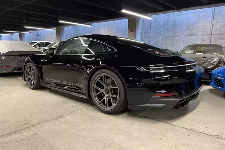 Đáng chú ý, tùy chọn thêm tấm ngưỡng cửa bằng sợi carbon tùy chỉnh chỉ có giá 1.510 đô la và người mua có thể viết hầu như bất cứ điều gì họ muốn. Một số tên và cụm từ gây khó chịu sẽ tự động bị từ chối. Tương tự như vậy đối với phần dập nổi ở bảng điều khiển trung tâm có giá thậm chí còn rẻ hơn, chỉ 670 đô la, vậy hà cớ gì không chi thêm hầu bao để mình được thỏa sức sáng tạo Porsche 911 S/T.