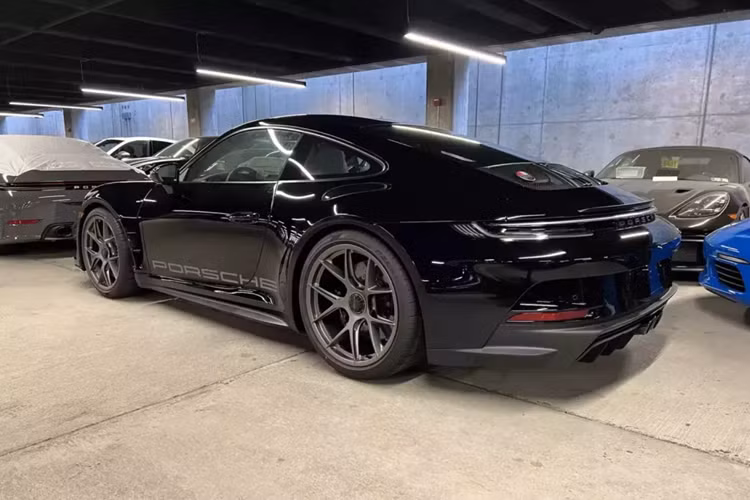 Đáng chú ý, tùy chọn thêm tấm ngưỡng cửa bằng sợi carbon tùy chỉnh chỉ có giá 1.510 đô la và người mua có thể viết hầu như bất cứ điều gì họ muốn. Một số tên và cụm từ gây khó chịu sẽ tự động bị từ chối. Tương tự như vậy đối với phần dập nổi ở bảng điều khiển trung tâm có giá thậm chí còn rẻ hơn, chỉ 670 đô la, vậy hà cớ gì không chi thêm hầu bao để mình được thỏa sức sáng tạo Porsche 911 S/T.