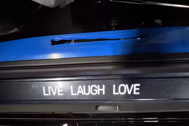 Chủ sở hữu đó đã nhận xe vào ngày 2/12 với thông số kỹ thuật mà ông gọi là ABE hoặc “All Black Errything.” Với mục đích đó, chiếc xe có lớp sơn đen, huy hiệu tối màu, bánh xe khóa trung tâm tối màu, kẹp phanh đen và nội thất đen, nói đơn giản đây là chiếc xe Porsche 911 S/T Batman hiếm hoi trên thế giới.