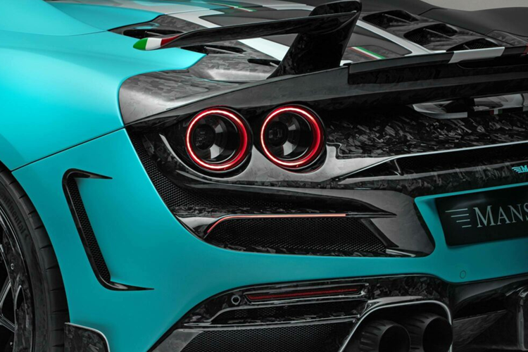 Về nội thất, xe được trang bị khoang nội thất được bọc bằng da màu ngọc lam trên hầu hết mọi bảng điều khiển bên trong, bao gồm ghế ngồi, bảng điều khiển, tấm cửa, thảm và vô lăng.