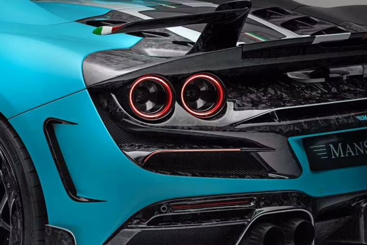 Về nội thất, xe được trang bị khoang nội thất được bọc bằng da màu ngọc lam trên hầu hết mọi bảng điều khiển bên trong, bao gồm ghế ngồi, bảng điều khiển, tấm cửa, thảm và vô lăng.