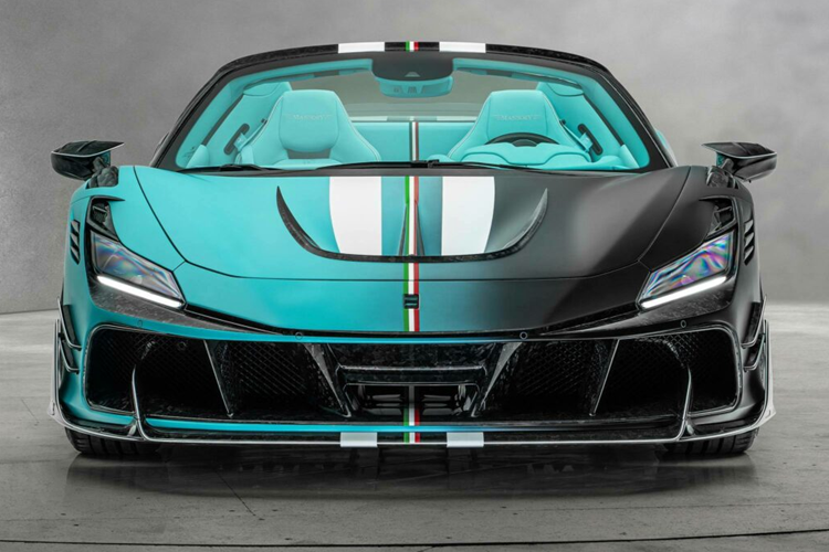 Những chi tiết trên Ferrari F8 Spider độ Mansory còn có những đường gân ấn tượng trên bộ chia gió phía trước, cánh gió khí động học và cửa chớp bằng sợi carbon trên chắn bùn trước. Những chi tiết với họa tiết Forged carbon này còn được trang trí lên phần đèn chiếu sáng phía trước và hốc gió vè trước của xe.