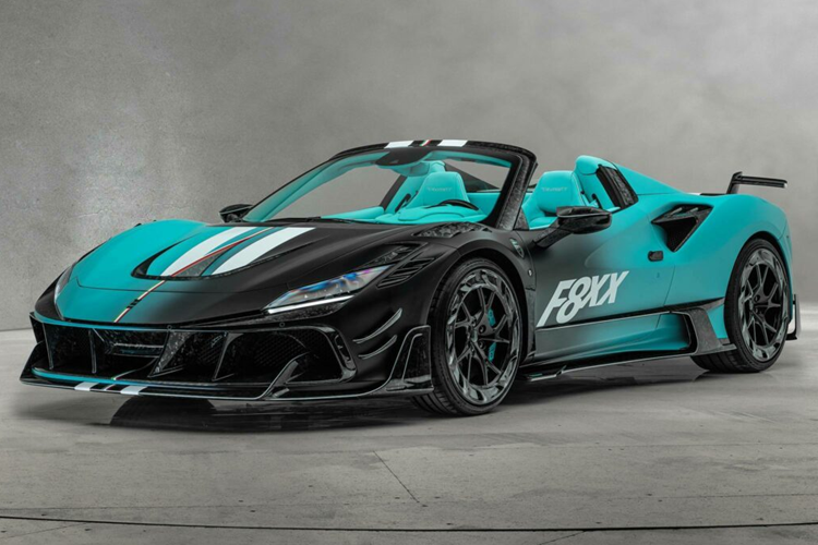 Mới đây, thương hiệu Mansory đã tiếp tục cho ra mắt một chiếc F8XX Spider khác với phối màu cực kỳ ấn tượng và độc đáo. Ở phần cản trước, siêu xe Ferrari F8 Spider mui trần được trang bị phần líp ốp được sửa đổi kỹ lưỡng với bộ chia gió và khe hút gió được chế tác bằng vật liệu sợi carbon.