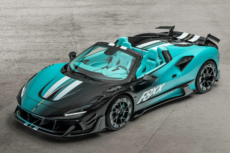 Khoang nội thất của xe còn được trang bị các chi tiết bằng sợi carbon và một số bộ phận màu đen, bao gồm cả lỗ điều hòa.