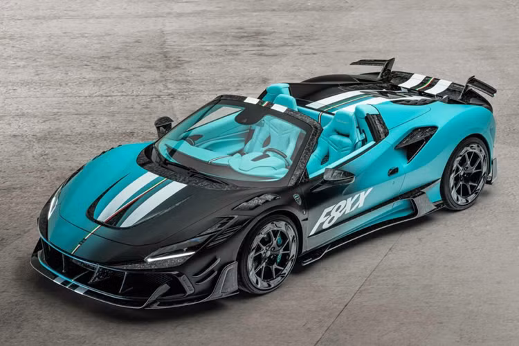 Khoang nội thất của xe còn được trang bị các chi tiết bằng sợi carbon và một số bộ phận màu đen, bao gồm cả lỗ điều hòa.