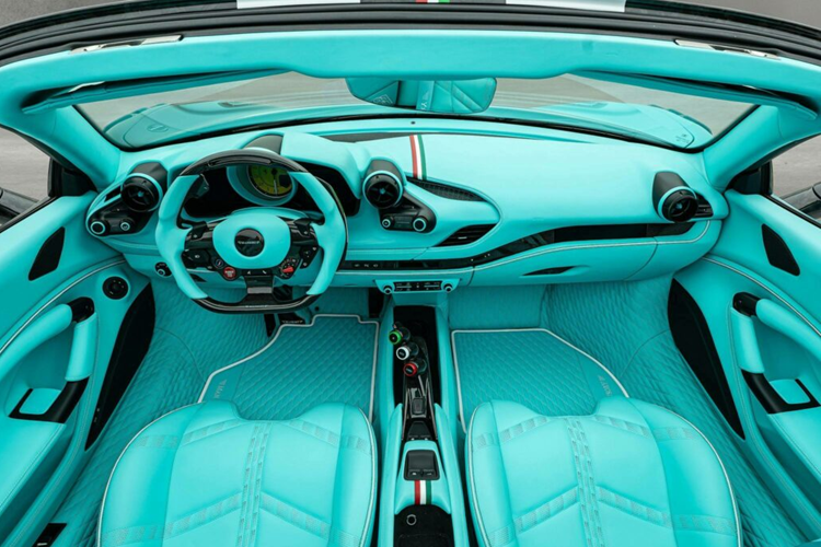 Chiếc F8 Spider này cũng phần líp hông mới, bộ khuếch tán phía sau đã được đại tu với hai cánh nhỏ, nắp động cơ được làm bằng sợi carbon rèn và bộ khuếch tán mới và xe cũng được trang bị hệ thống xả hiệu năng cao.