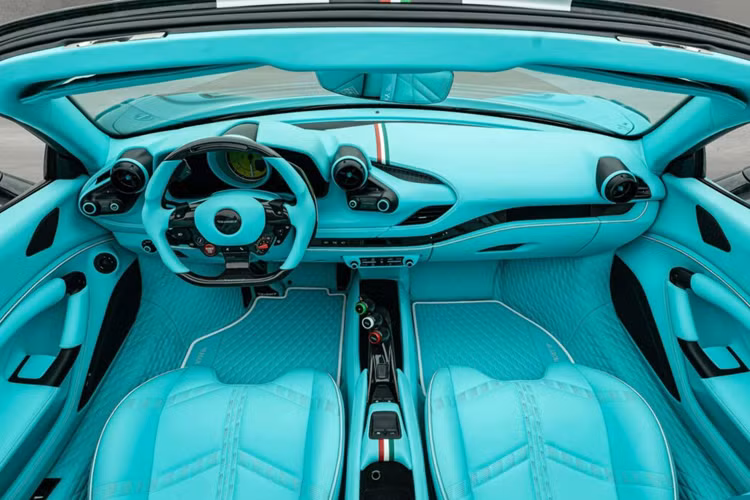 Chiếc F8 Spider này cũng phần líp hông mới, bộ khuếch tán phía sau đã được đại tu với hai cánh nhỏ, nắp động cơ được làm bằng sợi carbon rèn và bộ khuếch tán mới và xe cũng được trang bị hệ thống xả hiệu năng cao.