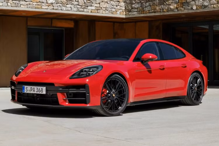 Hãng xe cho biết hệ thống này sở hữu nhiều đặc tính ưu việt, giúp dập tắt hoàn toàn dao động của mặt đường, tạo sự êm ái và thoải mái tối đa cho người ngồi bên trong. Mức giá xe Porsche Panamera Turbo S E-Hybrid 2025 lên tới 226.500 USD tại Mỹ, chưa bao gồm chi phí lăn bánh.