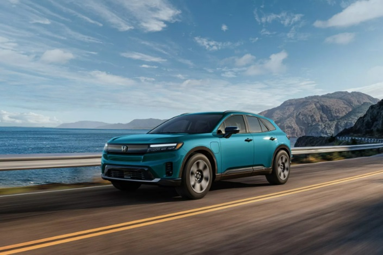 Xét về kích thước, SUV điện Honda Prologue lớn hơn CR-V nhưng nhỏ hơn Pilot, với bộ thông số dài x rộng x cao lần lượt là 4.877 x 1.989 x 1.643 mm, đi kèm chiều dài cơ sở đạt 3.094 mm. Honda Prologue 2024 sở hữu phong cách thiết kế khá đặc trưng của hãng xe Nhật Bản.