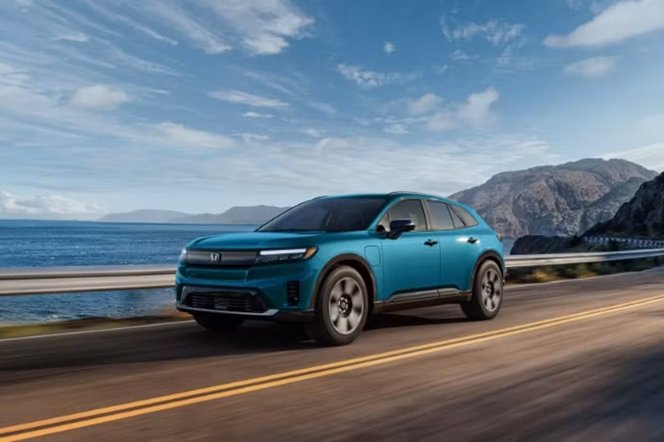 Xét về kích thước, SUV điện Honda Prologue lớn hơn CR-V nhưng nhỏ hơn Pilot, với bộ thông số dài x rộng x cao lần lượt là 4.877 x 1.989 x 1.643 mm, đi kèm chiều dài cơ sở đạt 3.094 mm. Honda Prologue 2024 sở hữu phong cách thiết kế khá đặc trưng của hãng xe Nhật Bản.