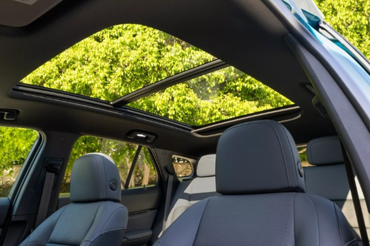 Phần đuôi xe là cụm đèn hậu được thiết kế nằm ngang, cánh lướt gió, cửa sổ sau mỏng và logo chữ “H” truyền thống được thay thế bằng dòng chữ “Honda”. Mâm xe có đường kính 19 và 21 inch tùy phiên bản.