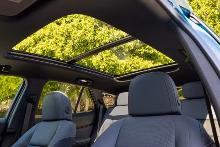 Phần đuôi xe là cụm đèn hậu được thiết kế nằm ngang, cánh lướt gió, cửa sổ sau mỏng và logo chữ “H” truyền thống được thay thế bằng dòng chữ “Honda”. Mâm xe có đường kính 19 và 21 inch tùy phiên bản.