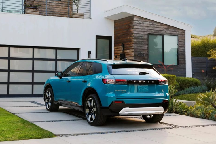 Dù ở phiên bản nào, xe cũng được trang bị cụm pin lithium-ion 85 kWh, xe có quãng đường di chuyển 476 km theo chu trình thử nghiệm EPA.Bên cạnh đó, nhờ khả năng sạc nhanh DC 155 kW, mẫu SUV này có thể đi được thêm 105 km chỉ trong 10 phút nạp điện.