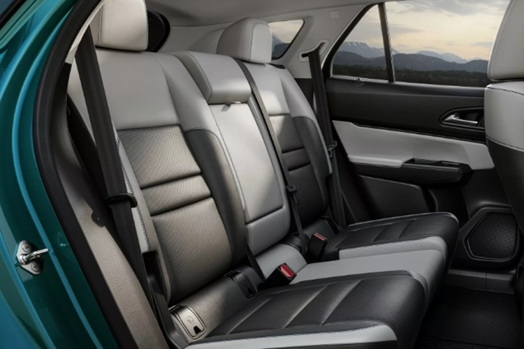 Sạc điện thoại không dây, cổng USB, tính năng sưởi ghế trước, ghế lái chỉnh điện 8 hướng và hệ thống điều hòa tự động hai vùng là những trang bị có sẵn trên bản tiêu chuẩn. Trong khi đó, phiên bản cao cấp hơn được bổ sung cốp điện, sưởi vô lăng, màn hình HUD, cửa sổ trời toàn cảnh và hệ thống âm thanh Bose 12 loa.
