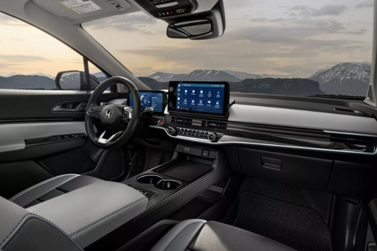 Đầu xe gây ấn tượng với cụm đèn pha LED được thiết kế thanh mảnh, tích hợp dải đèn LED định vị ban ngày nằm ngang. Ở giữa 2 đèn pha là nẹp màu đen bóng, đi kèm logo của hãng Honda. Mẫu SUV này có hốc gió trung tâm hình thang khá lớn với viền dày dặn, khe gió nằm dọc đi kèm đèn sương mù vuông vắn và nắp ca-pô dập gân thể thao.