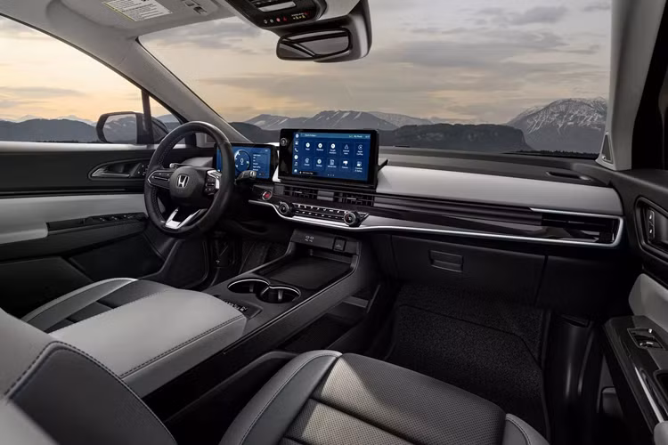 Về nội thất, Honda Prologue 2024 sở hữu khoang cabin rộng rãi, thoải mái với hàng loạt tiện ích hiện đại như:bảng đồng hồ kỹ thuật số 11 inch, màn hình cảm ứng trung tâm 11,3 inch đặt nổi trên mặt táp-lô.