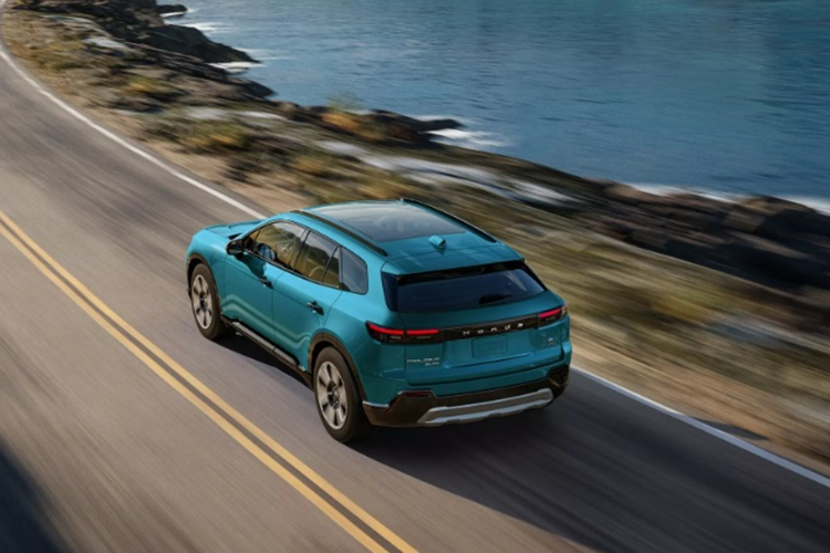 Về trang bị an toàn, Honda Prologue hàng loạt tính năng hỗ trợ lái như: hỗ trợ đánh lái trong điểm mù, cảnh báo có người đi bộ phía sau và phanh ngăn va chạm với phương tiện cắt ngang khi lùi.Honda Prologue 2024 có hai biến thể dùng hệ dẫn động cầu trước hoặc bốn bánh toàn thời gian.