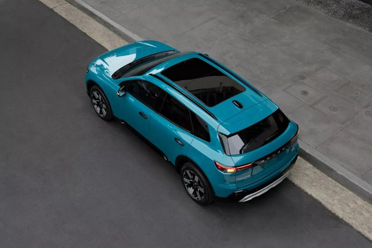 Với phiên bản AWD, hệ thống truyền động của xe gồm hai mô-tơ điện nằm trên hai cầu, tạo ra công suất tổng cộng 288 mã lực và mô-men xoắn cực đại 451 Nm.